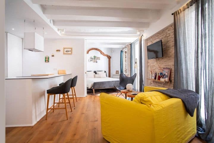 Charming 1-Bedroom Seasonal Rental in Gothic Quarter, Barcelona