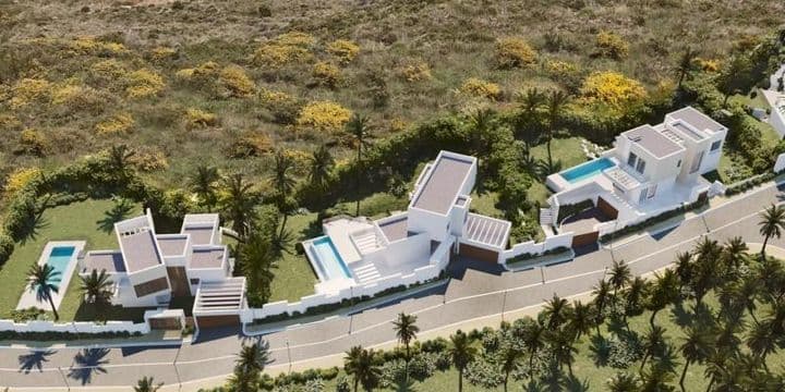 New Modern Villas in El Paraiso - Golf Course Views & Beach Nearby