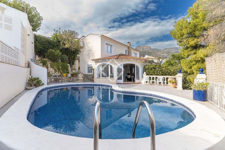 Sunny Retreat with Heated Pool and Versatile Layout in Beautiful Coastal Location