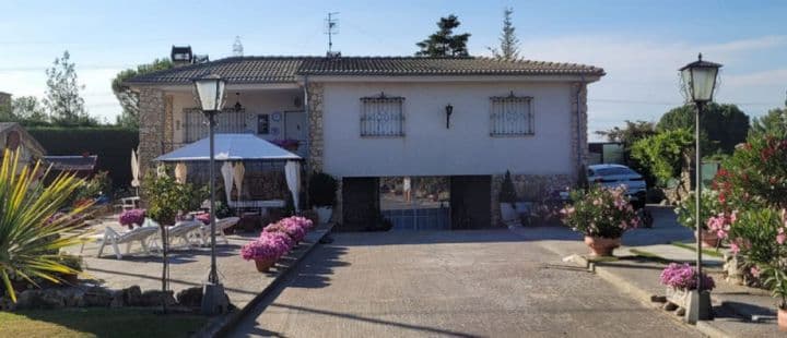 Spacious Urban Farmhouse Near Capital - 4,200m² Lot