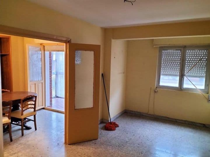 Casa en Calle Cañété, Palencia: ¡Tu Proyecto de Reforma Espera!