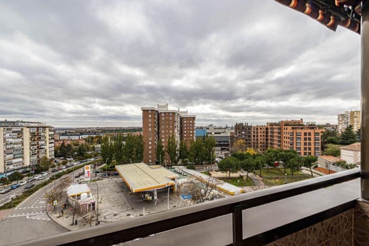 Stunning Corner Apartment in Madrid's Conde de Orgaz-Mar de Cristal Area