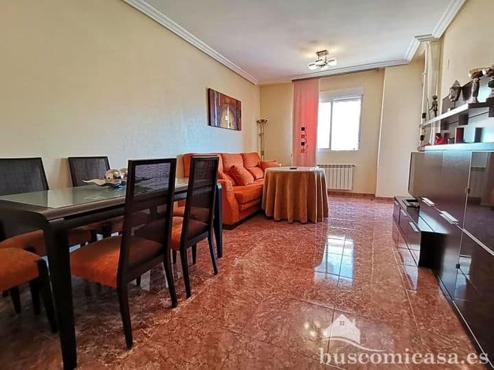 Sunny 4-Bedroom Flat on Calle Raphael, Linares, Jaén